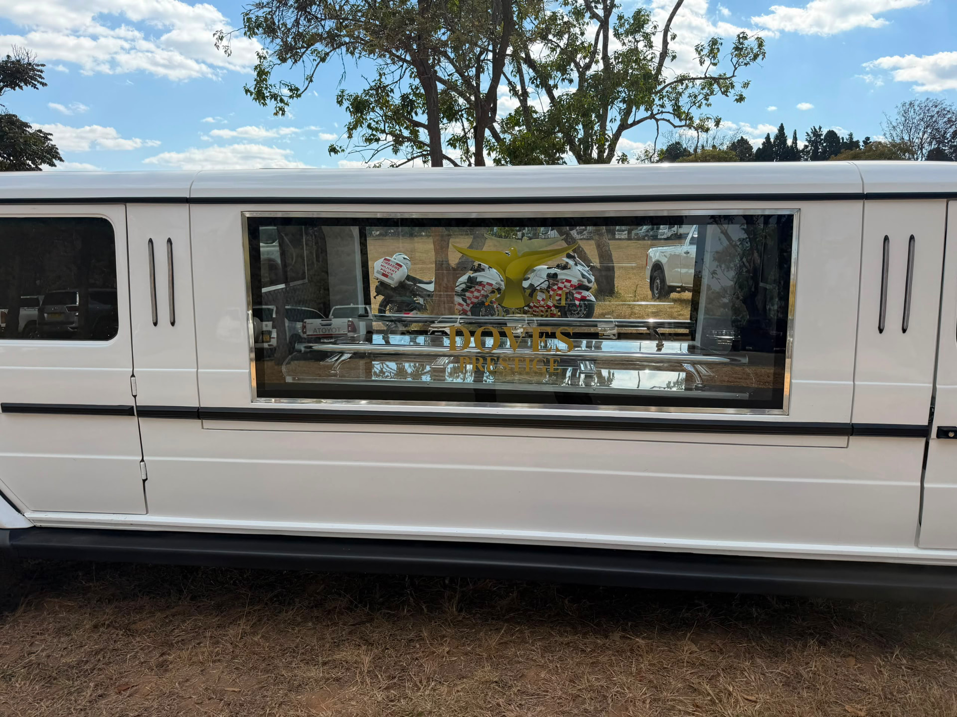 Glass viewing bay